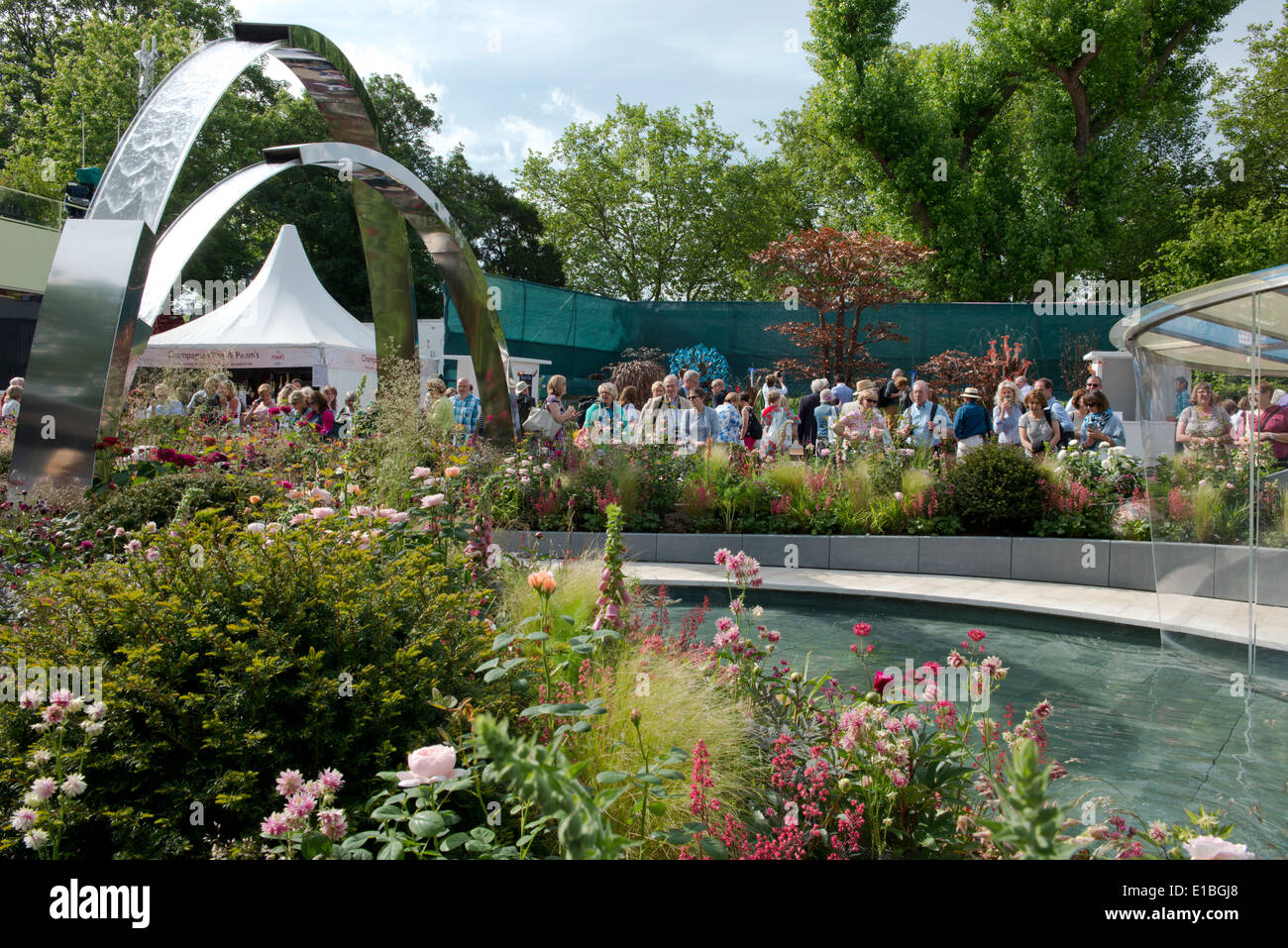 La folla intorno al positivamente Stoke-on-Trent al Chelsea Flower Show 2014, London, Regno Unito Foto Stock