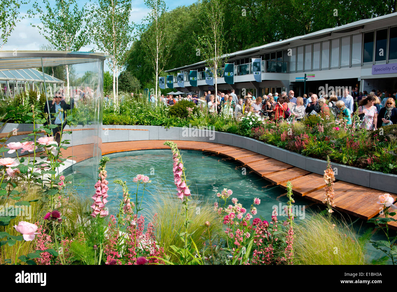 La folla al Chelsea Flower Show intorno al positivamente Stoke-on-Trent Garden, Londra, Regno Unito Foto Stock