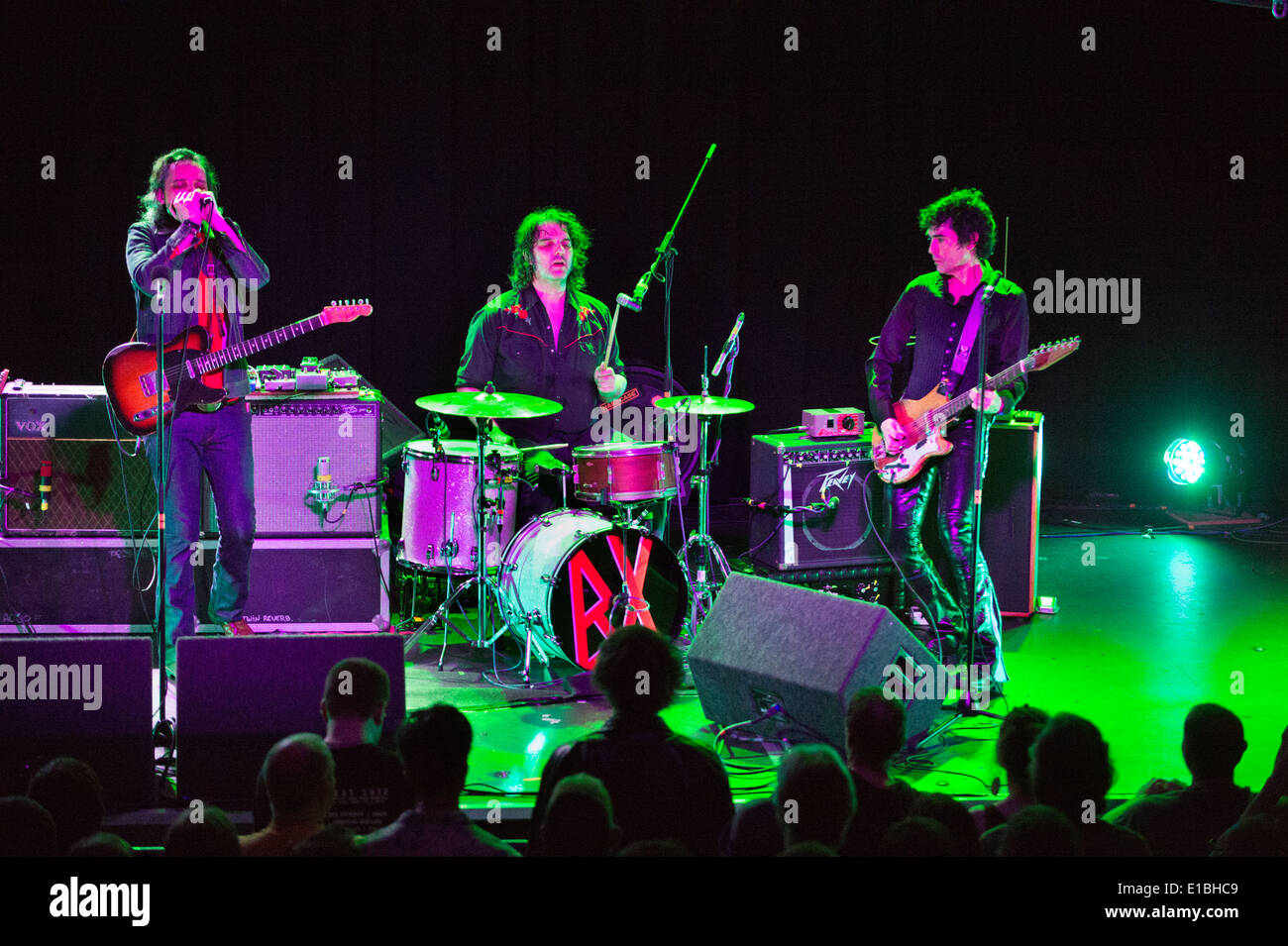 La Jon SPENCER BLUES EXPLOSION, il salvataggio di camere, Nottingham, Regno Unito, 16 maggio 2014. Jon Spencer (a destra), con Giuda Bauer (l) e Russell Simins (centro). Foto Stock