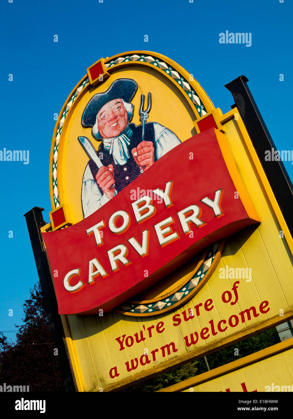 Toby Carvery firmare al di fuori di un pub in Redhill Surrey in Inghilterra parte di un British carvery il marchio della catena di proprietà di Mitchells e maggiordomi Foto Stock