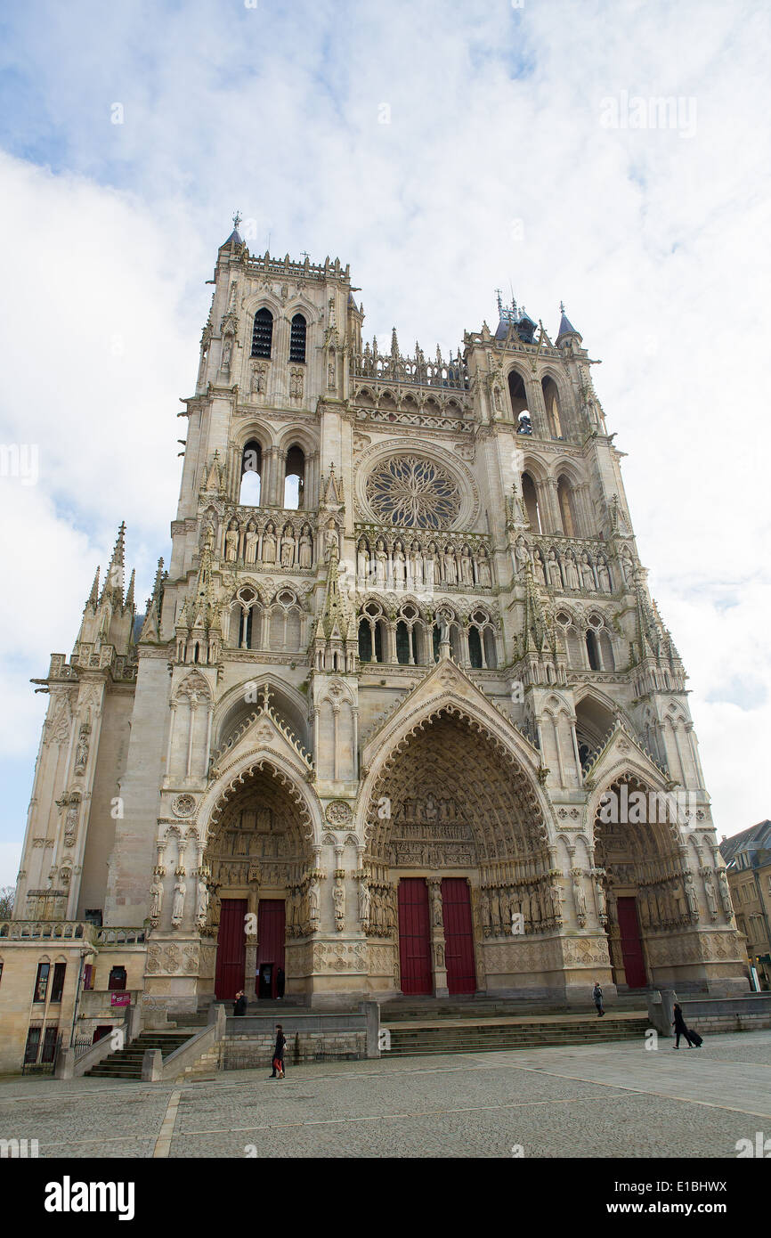 AMIENS, Francia - 9 febbraio 2013: Unidentified gente camminare di fronte alla famosa cattedrale di Amiens in Amiens, Francia. Foto Stock
