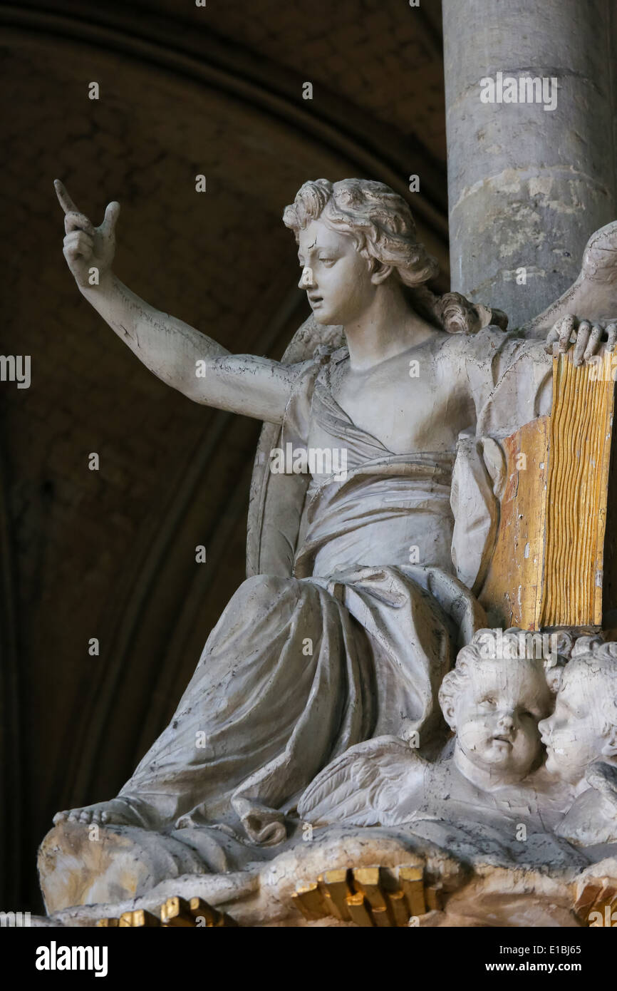 Celebre scultura raffigurante San Giovanni Evangelista nella Cattedrale di Nostra Signora di Amiens, Francia. Foto Stock