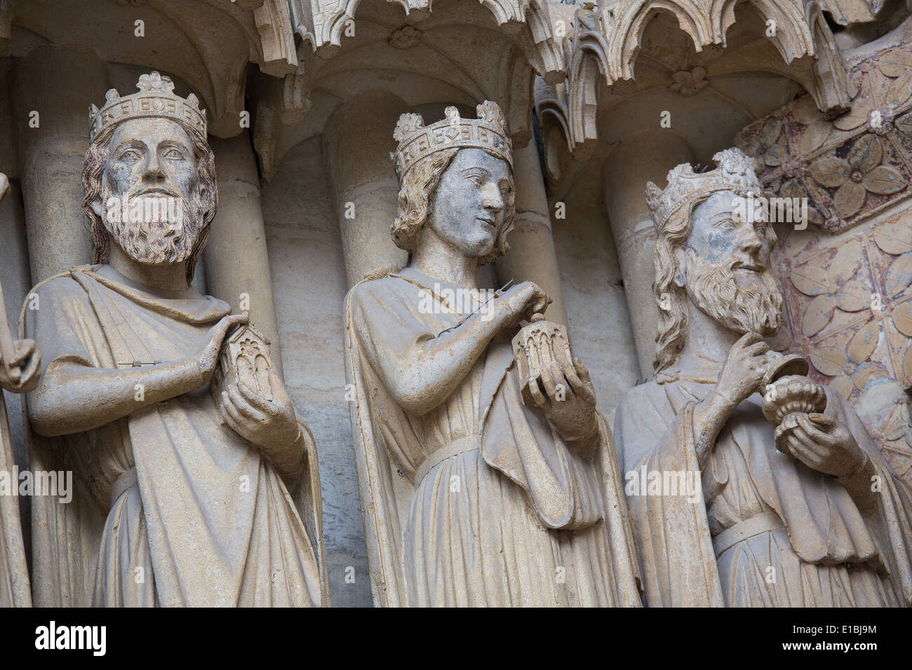 Le statue dei re Francesi alla facciata della Cattedrale di Amiens in Amiens, Francia. Foto Stock
