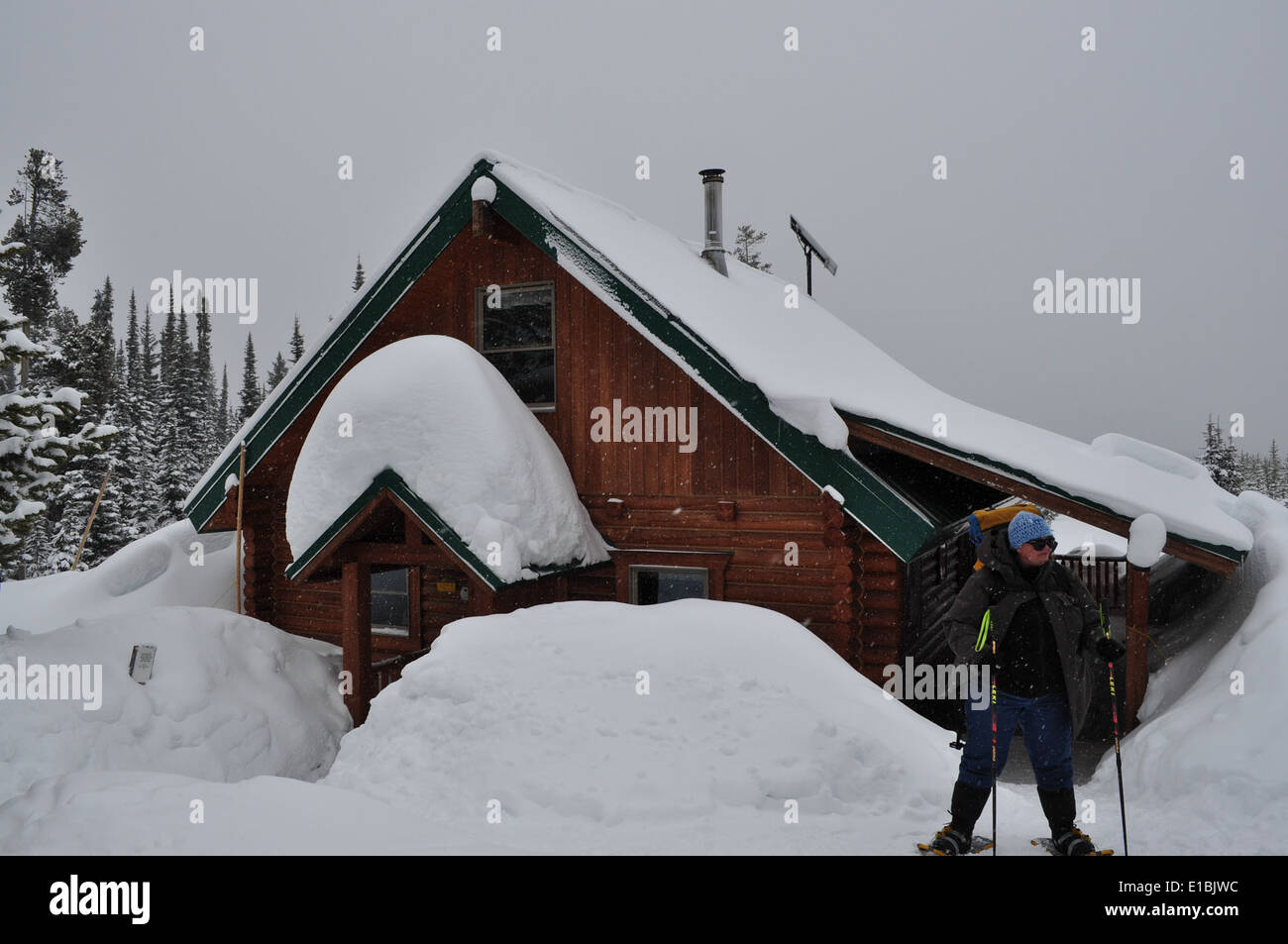 L'immagine, scattata nel febbraio 2011, mostra le attività ricreative invernali al Chief Joseph Pass in Montana. Il paesaggio innevato offre opportunità per sciare, fare ciaspole e osservare la fauna selvatica, contribuendo a creare attività ricreative all'aperto e al turismo invernale nella zona. Foto Stock
