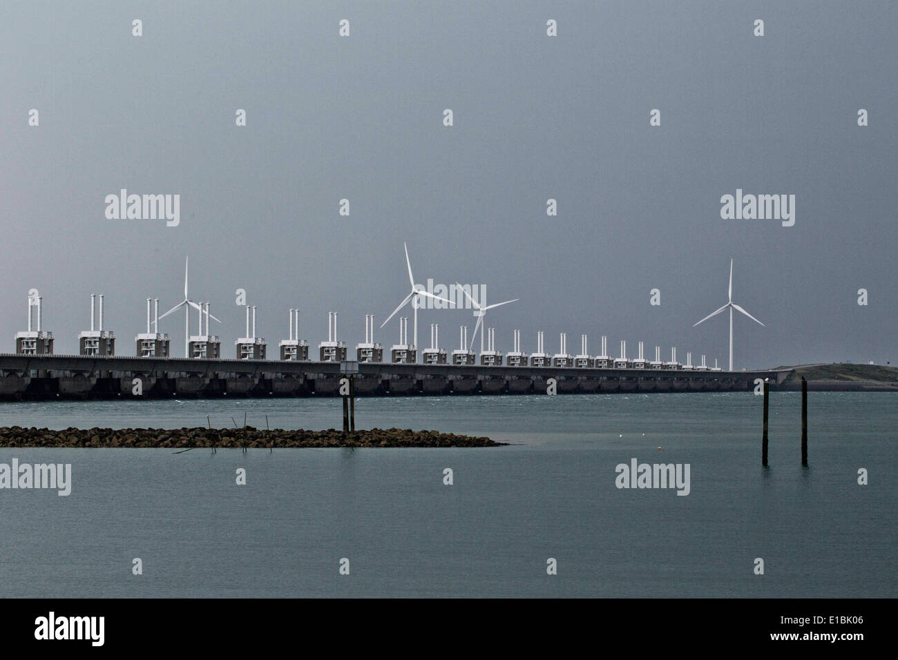 20 maggio 2014 - Zeeland, Paesi Bassi - Il Delta opere sono la migliore e la più grande tempesta barriere nel mondo. Vi è un motivo per cui le dighe sono soprannominato "l'ottava meraviglia del mondo". Essi sono stati concepiti dopo le alluvioni del 1953 e offrono protezione per il terreno che circonda il Reno-mosa-Schelda delta. Con il Delta di opere, la probabilità di un altro alluvione sono state ridotte a una volta ogni 4000 anni.Le opere consistono di dighe, chiuse, serrature, dighe, argini e mareggiata barriere. Lo scopo di queste dighe, chiuse, e mareggiata barriere era quello di ridurre la costa olandese, riducendo così il nu Foto Stock
