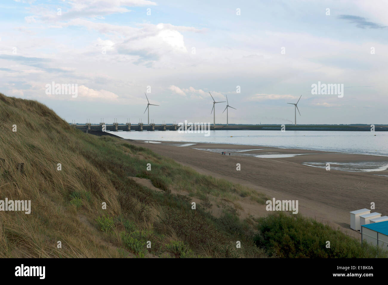 20 maggio 2014 - Zeeland, Paesi Bassi - Il Brouwersdam, una parte della Deltaworks nei Paesi Bassi. Di fronte la gente a piedi sulla spiaggia. Il Delta opere sono la migliore e la più grande tempesta barriere nel mondo. Vi è un motivo per cui le dighe sono soprannominato "l'ottava meraviglia del mondo". Essi sono stati concepiti dopo le alluvioni del 1953 e offrono protezione per il terreno che circonda il Reno-mosa-Schelda delta. Con il Delta di opere, la probabilità di un altro alluvione sono state ridotte a una volta ogni 4000 anni.Le opere consistono di dighe, chiuse, serrature, dighe, argini e mareggiata barriere. Il compito che si propone il Foto Stock