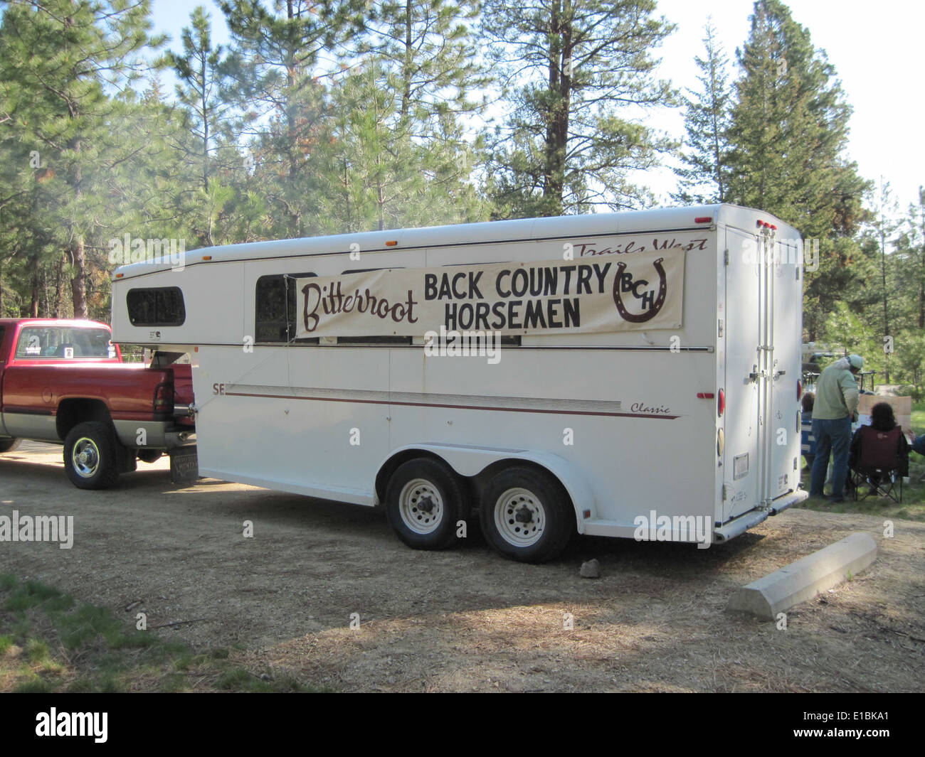 Un weekend di abilità nella natura selvaggia è un'opportunità per i partecipanti per imparare le abilità essenziali di sopravvivenza all'aperto e di navigazione. Queste attività includono la costruzione di rifugi, la produzione di incendi e la comprensione delle risorse naturali, la promozione dell'educazione all'aperto e dell'autosufficienza negli ambienti naturali. Foto Stock