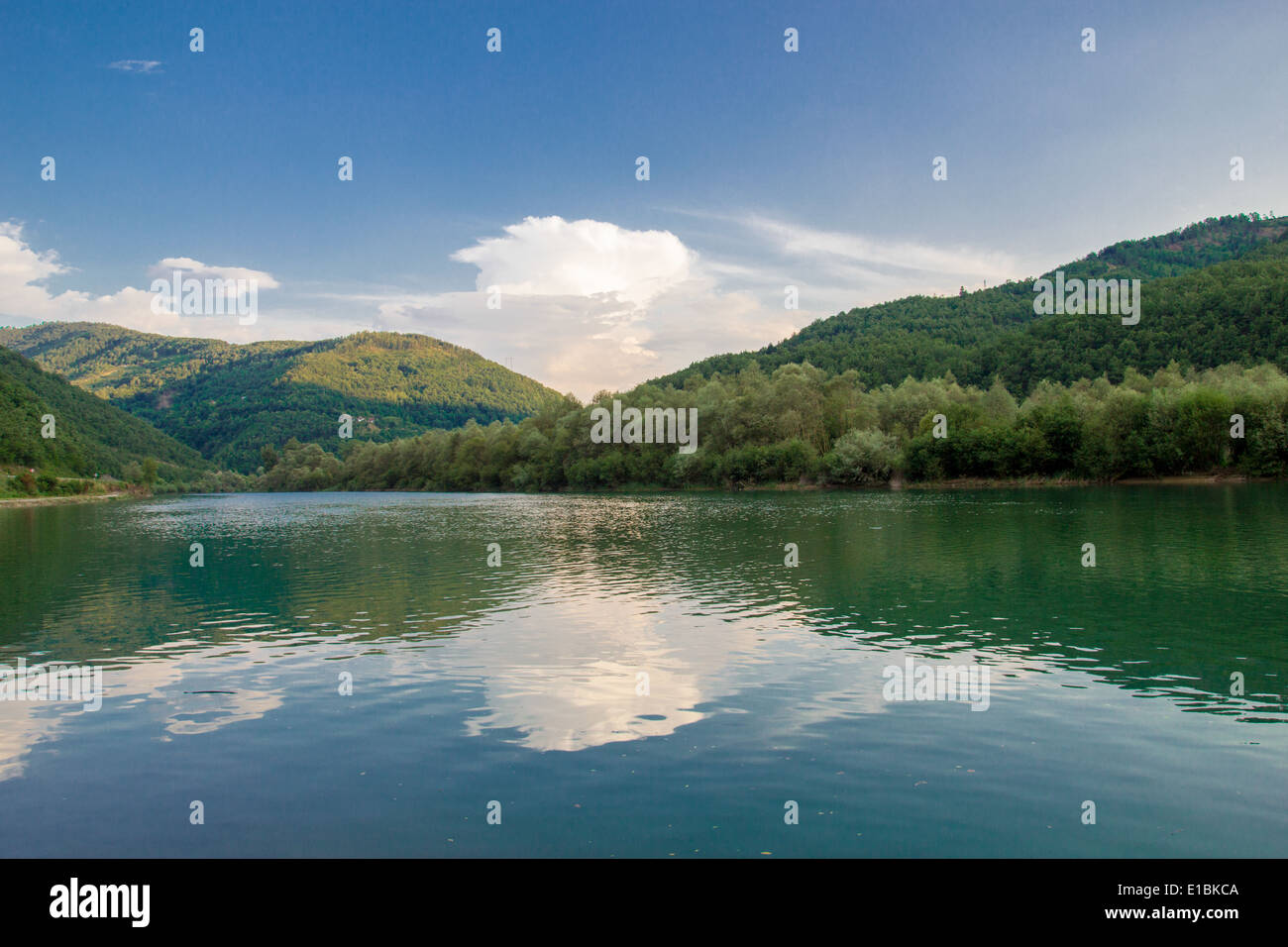 Lago di campagna circondato da alberi e montagne immagini e fotografie ...