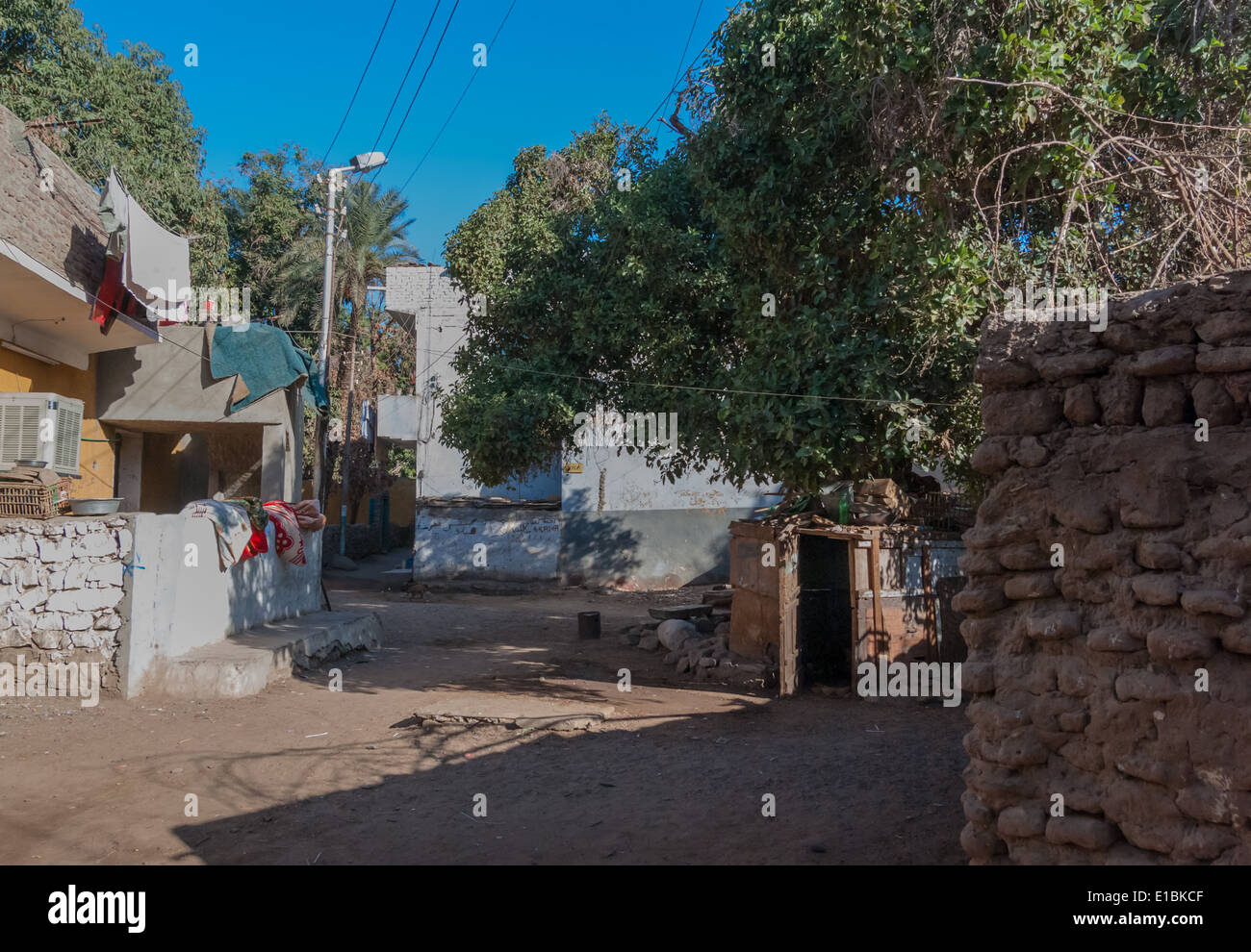Strada nel 'villaggio nubiano' sull'Isola Elefantina, Assuan, Alto Egitto Foto Stock