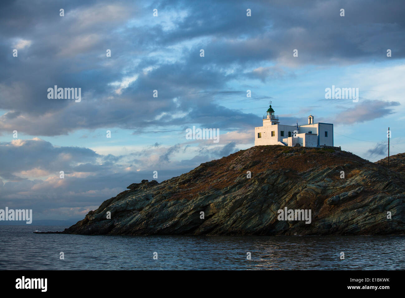 Faro sull isola di Kea nel Mare Egeo, Grecia Foto Stock