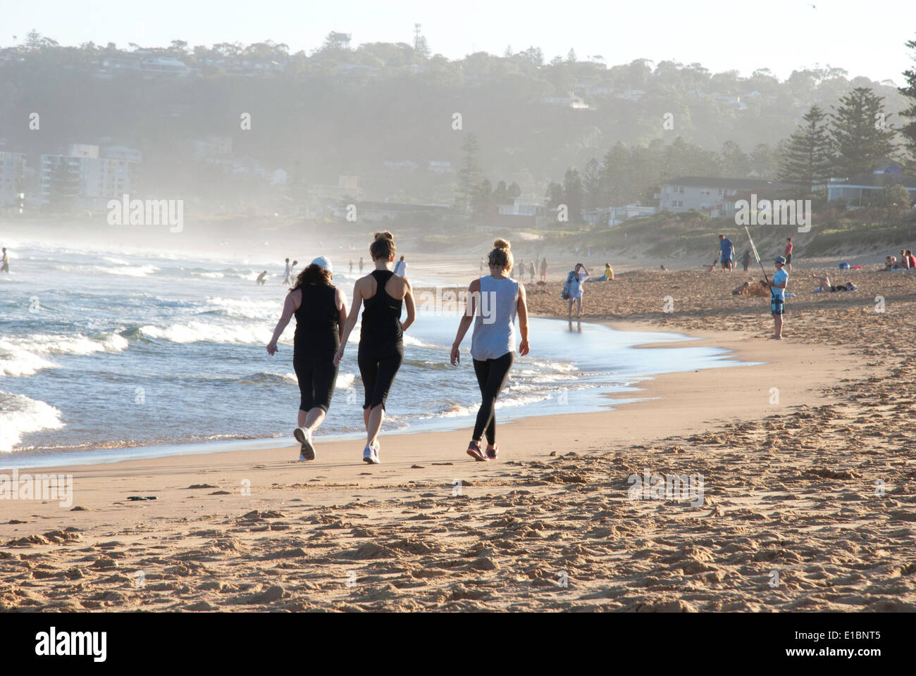 Tre giovani donne jogging lungo la spiaggia. Foto Stock