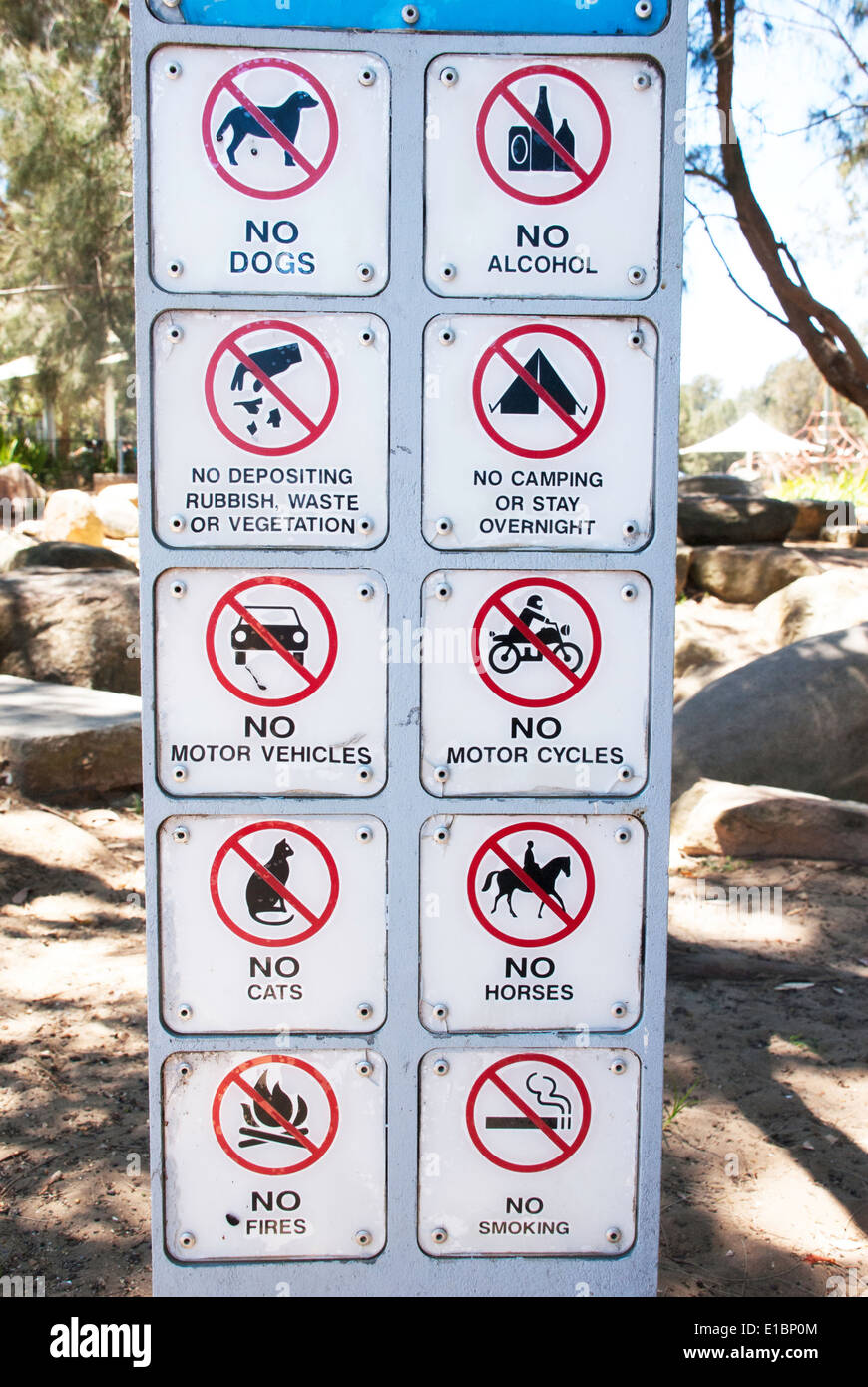 Digital Signage che mostra le cose proibite e azioni in un parco in Narrabeen, Sydney, Australia Foto Stock