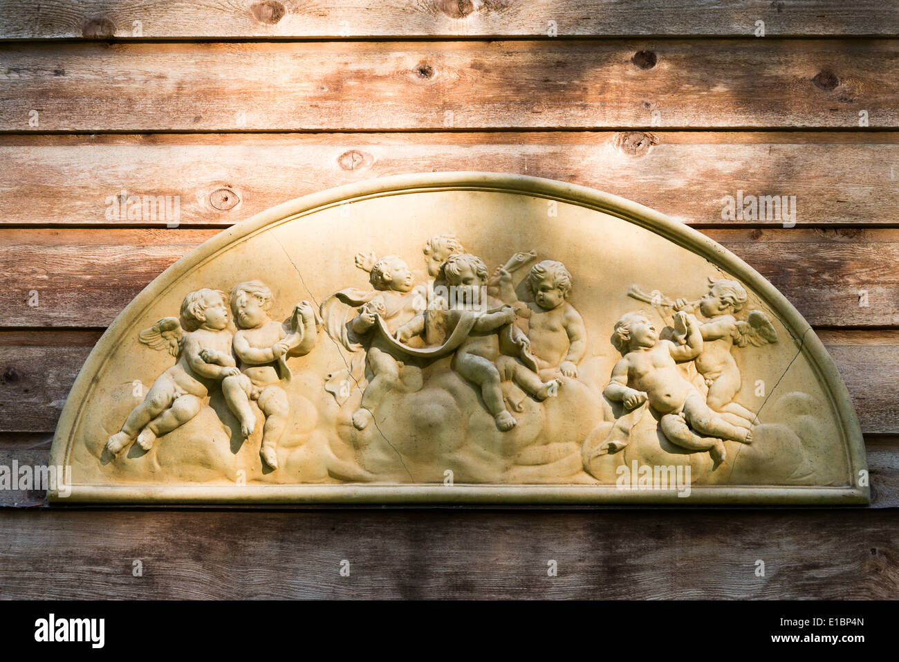 Rilievo in ceramica con putti Foto Stock