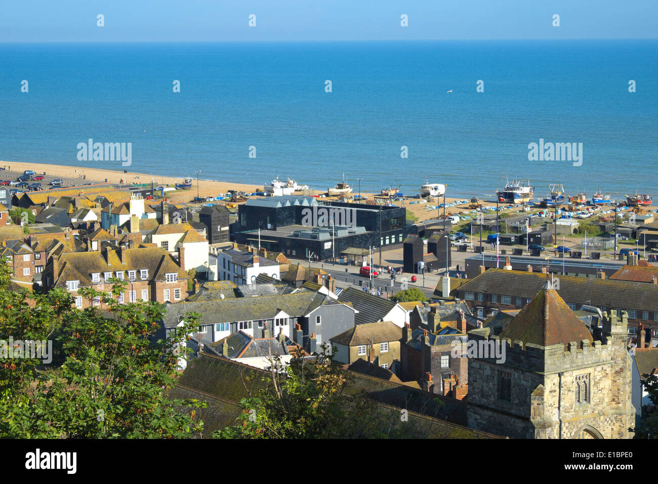 Vista su Hastings Città Vecchia al Jerwood Galleria d'arte sulla spiaggia REGNO UNITO Foto Stock