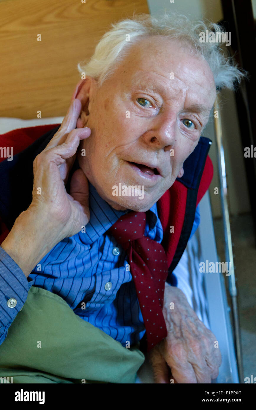 Problemi di udito uomo anziano Foto Stock