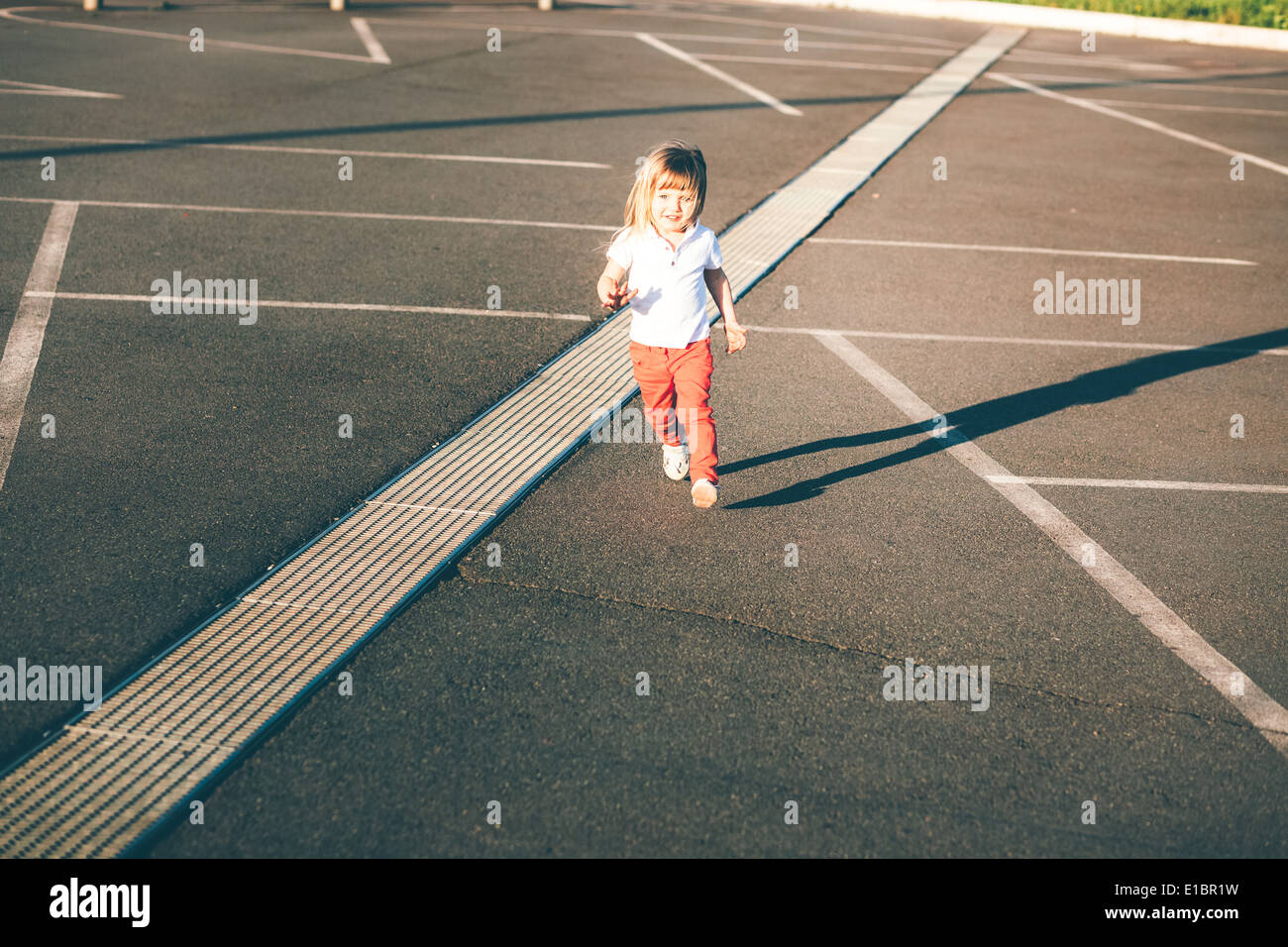 Bambina esecuzione di Distanza su strada Foto Stock
