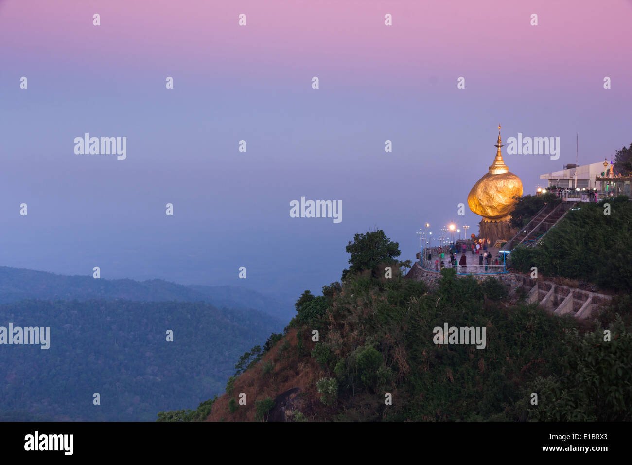 Pagoda Kyaiktiyo Myanmar anche chiamato Golden rock Foto Stock