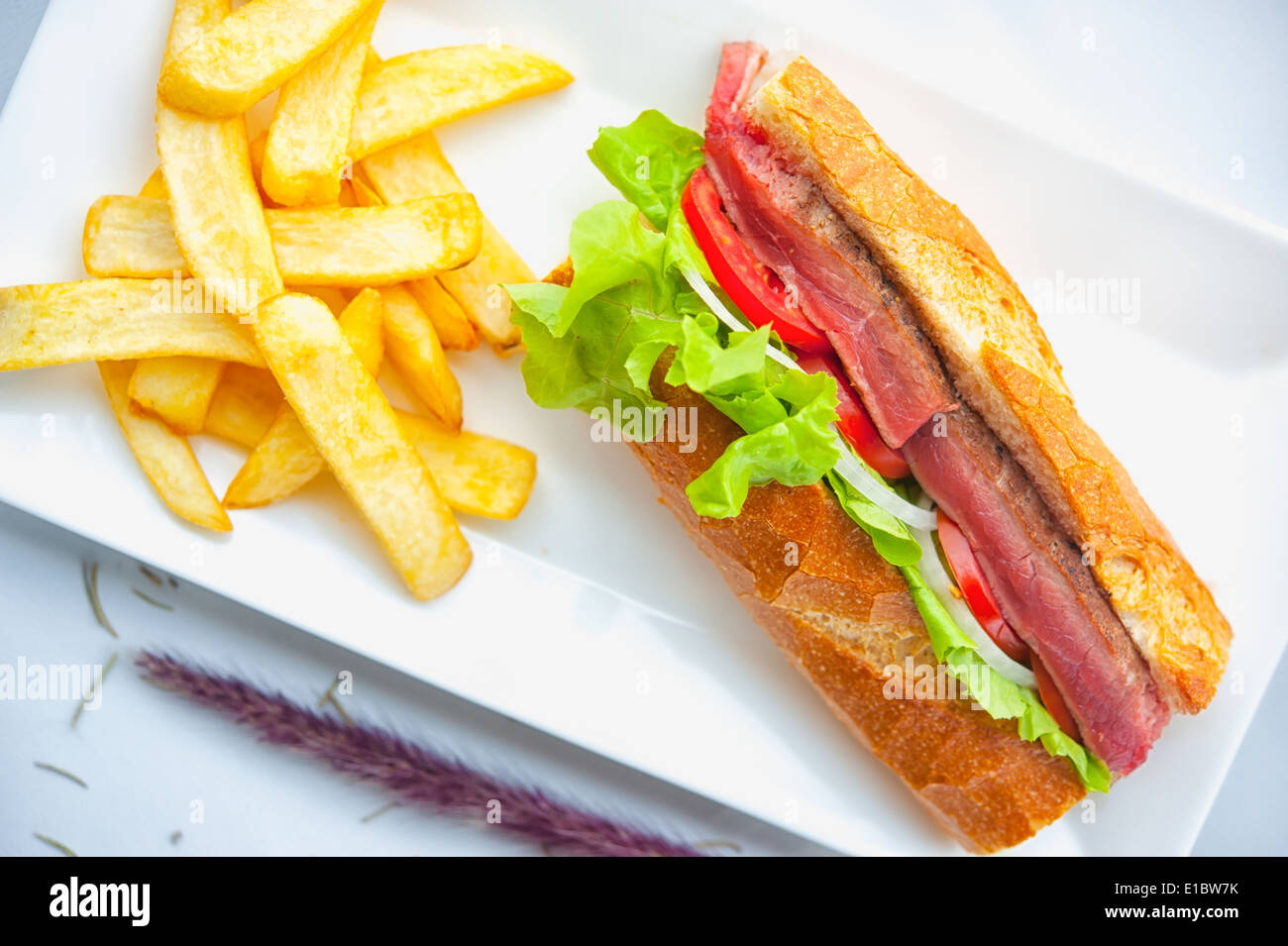 Beef steak sandwich e patatine fritte sul piatto bianco Foto Stock