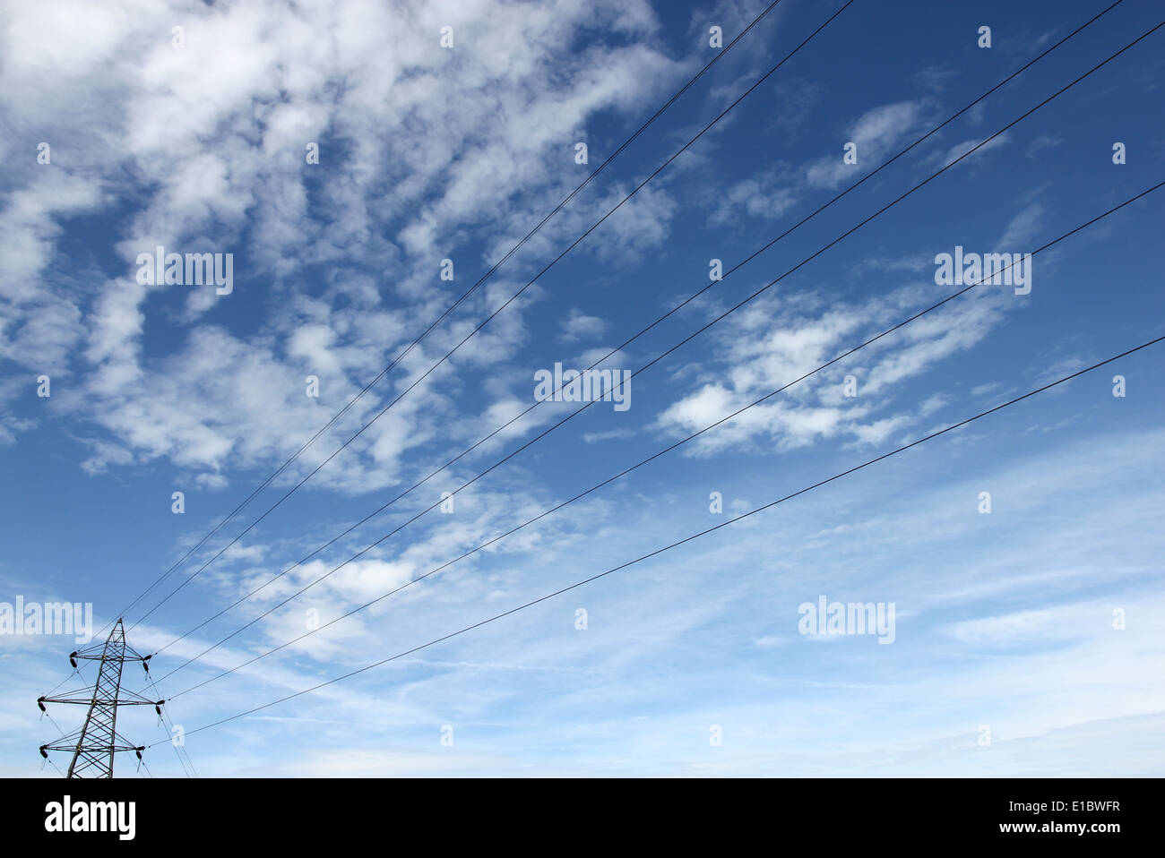 Cielo di estate blu con linee elettriche e traliccio di potenza, East Sussex, Inghilterra Foto Stock