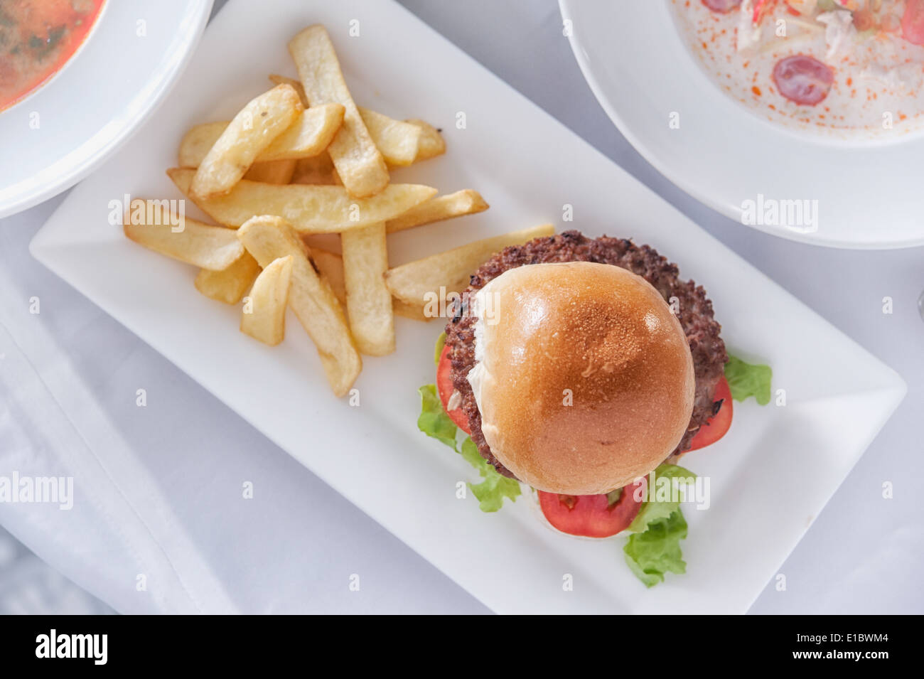 Hamburger e patatine fritte Foto Stock