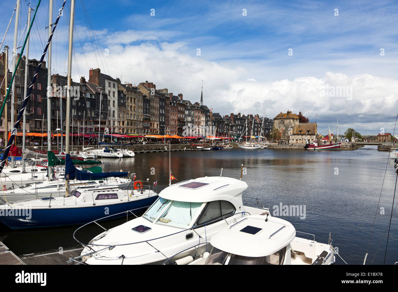 La Marina e la città vecchia di Honfleur, Normandia, Francia Foto Stock