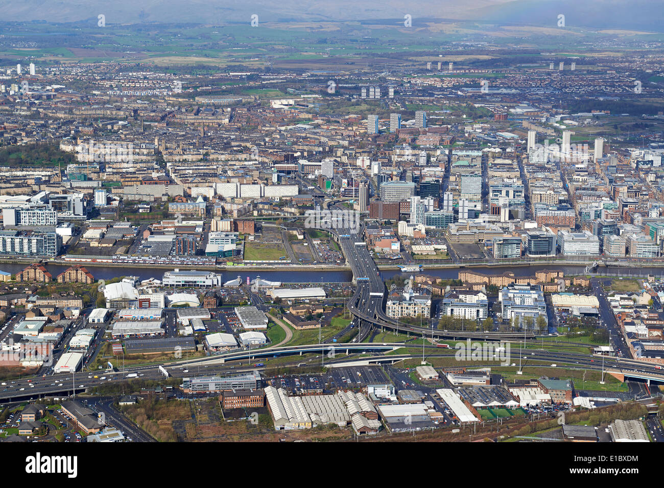 Glasgow City Center dall'aria, Scozia centrale, UK, da sud con il fiume Clyde e Kingston Bridge in primo piano Foto Stock