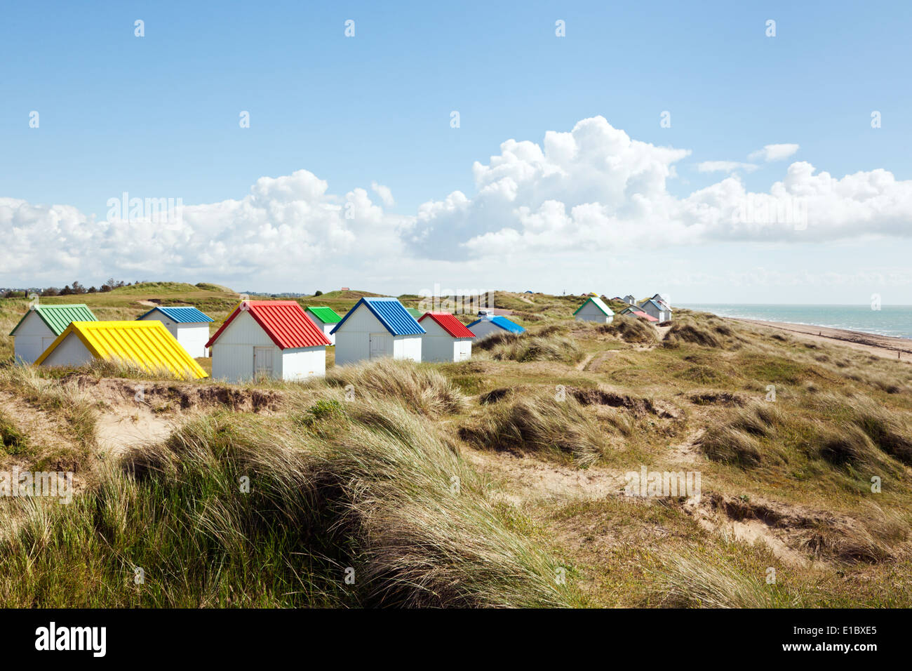 Tetti colorati di cabine da spiaggia a Gouville-sur-Mer, penisola del Cotentin, in Normandia, Francia Foto Stock