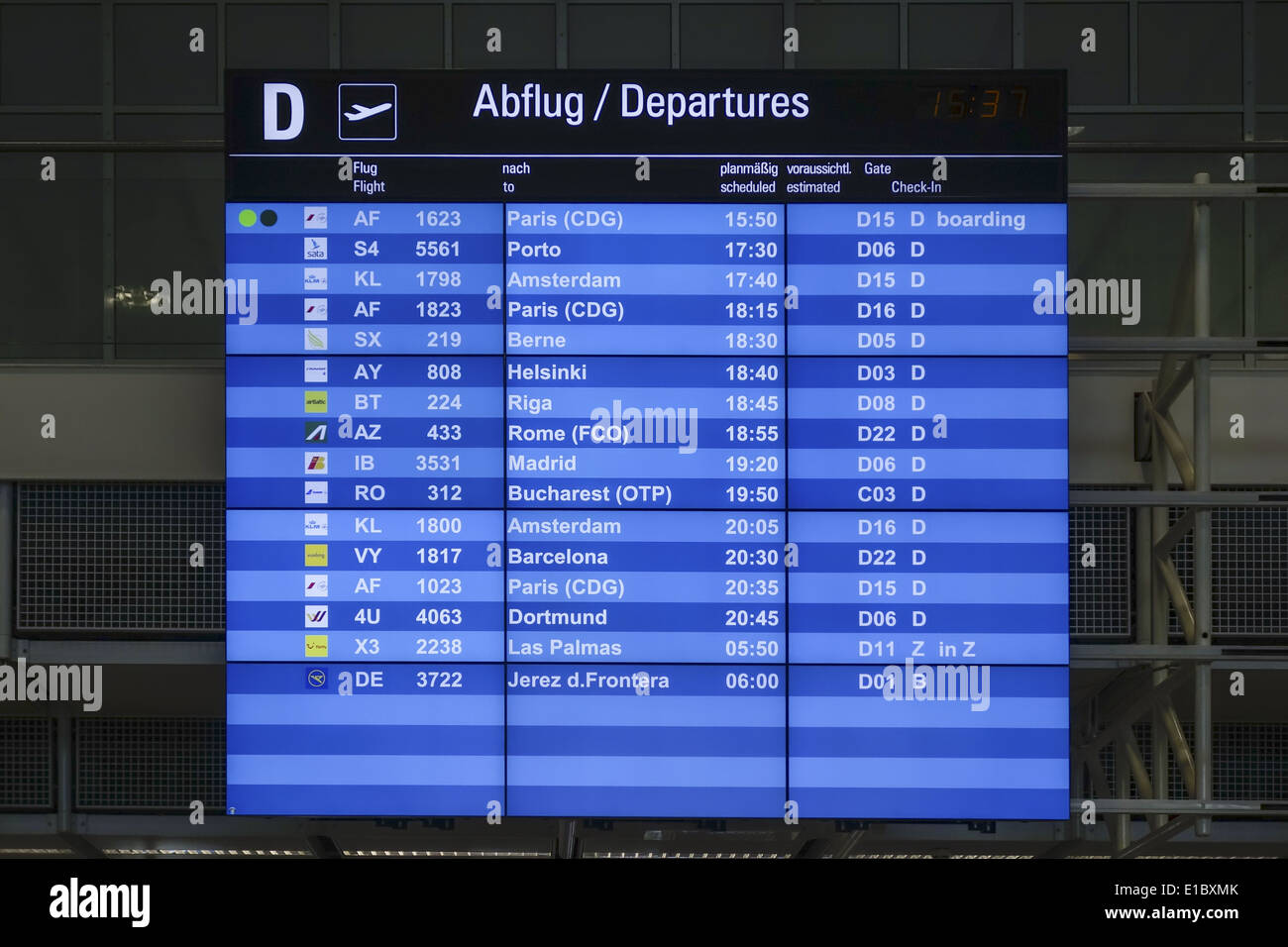 Abflugtafel am Münchner Flughafen, München, Bayern, Deutschland, Europa. Foto Stock