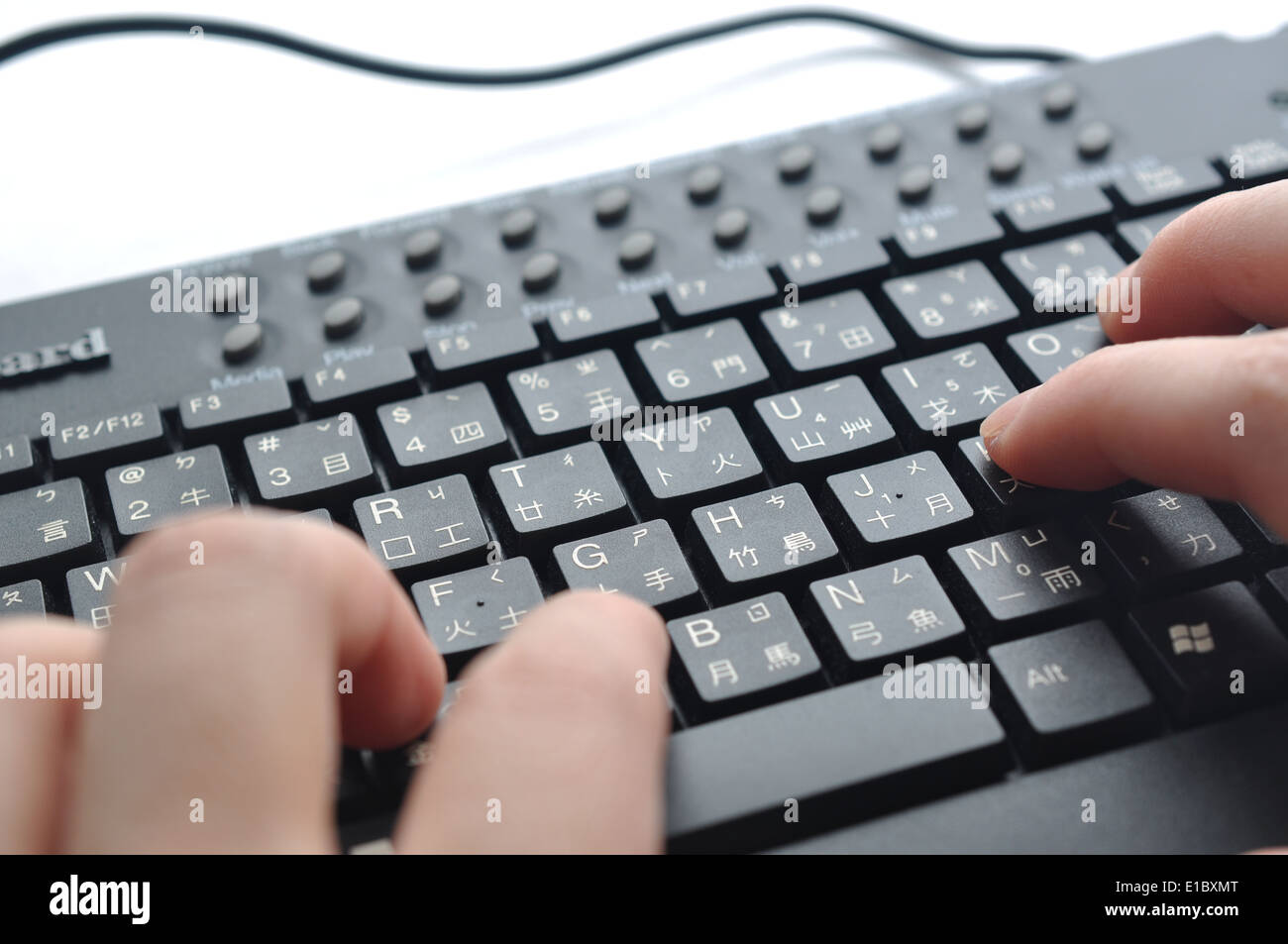 La digitazione sulla tastiera cinese; concentrarsi sulla mano destra primo  dito Foto stock - Alamy