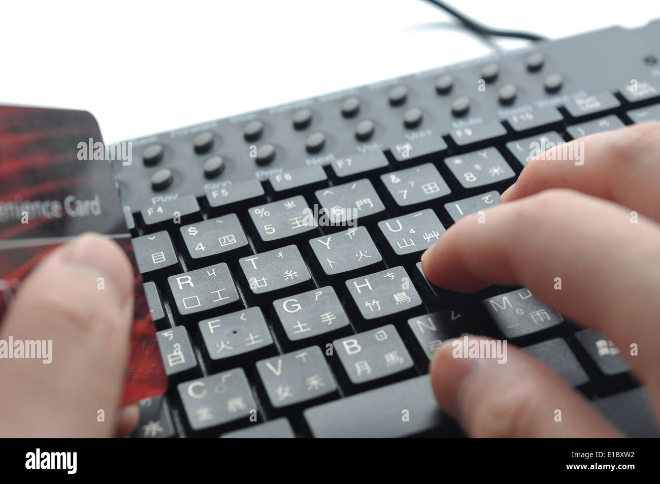 Digitare le informazioni della carta di credito sulla tastiera cinese ; focus sulla mano destra dito medio Foto Stock