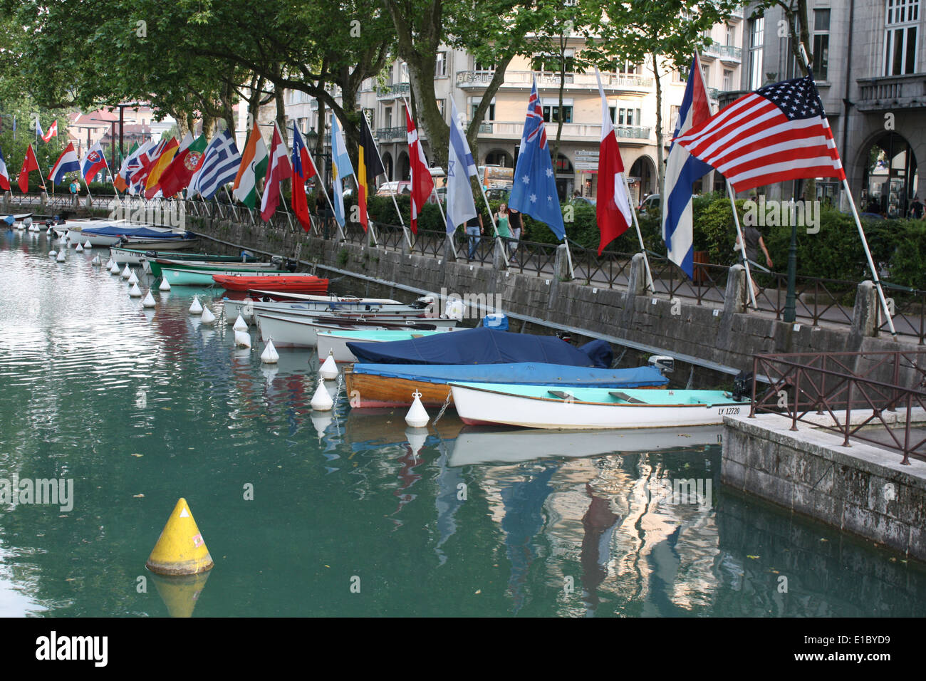 Barche, Thiou fiume con bandiere, Annecy, Haute-Savoie, Rhone-Alpes, Francia. Foto Stock