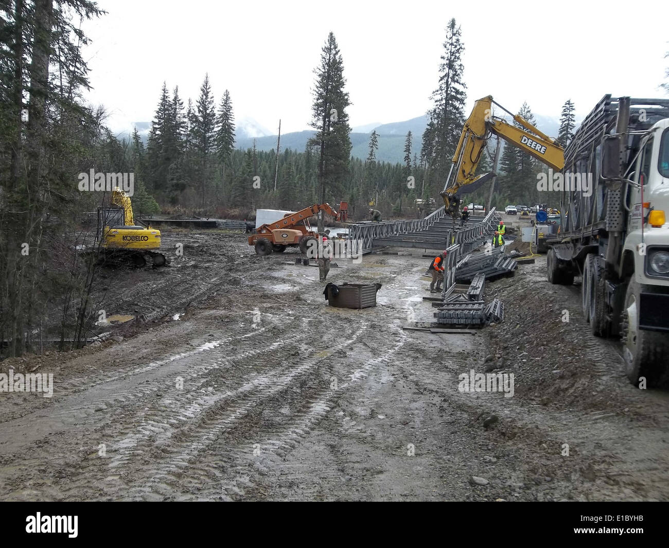 Lo Swan River Bridge Project si concentra sulla sostituzione di un ponte obsoleto all'interno della Flathead National Forest. Il progetto mira a migliorare le infrastrutture riducendo al minimo le perturbazioni ecologiche nella zona del fiume Swan. Foto Stock
