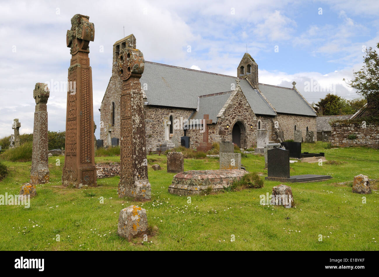 Santa Brigida Chiesa e croci celtiche St Brides Pembrokeshire Wales Cymru REGNO UNITO GB Foto Stock