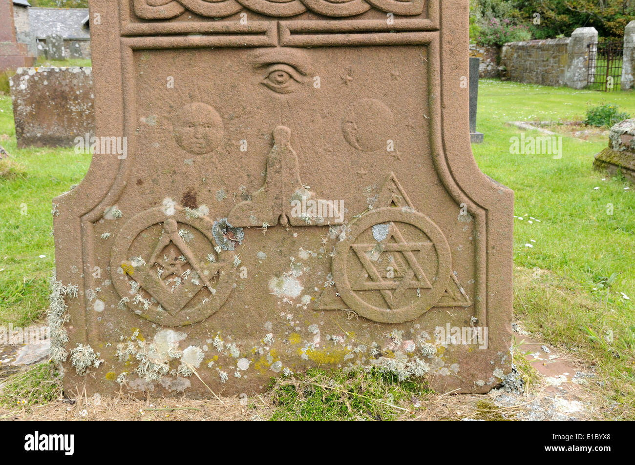Simboli massonico sulla base di una croce celtica pietra tombale St Briget chiesa St Brides Pembrokeshire Wales Cymru REGNO UNITO GB Foto Stock
