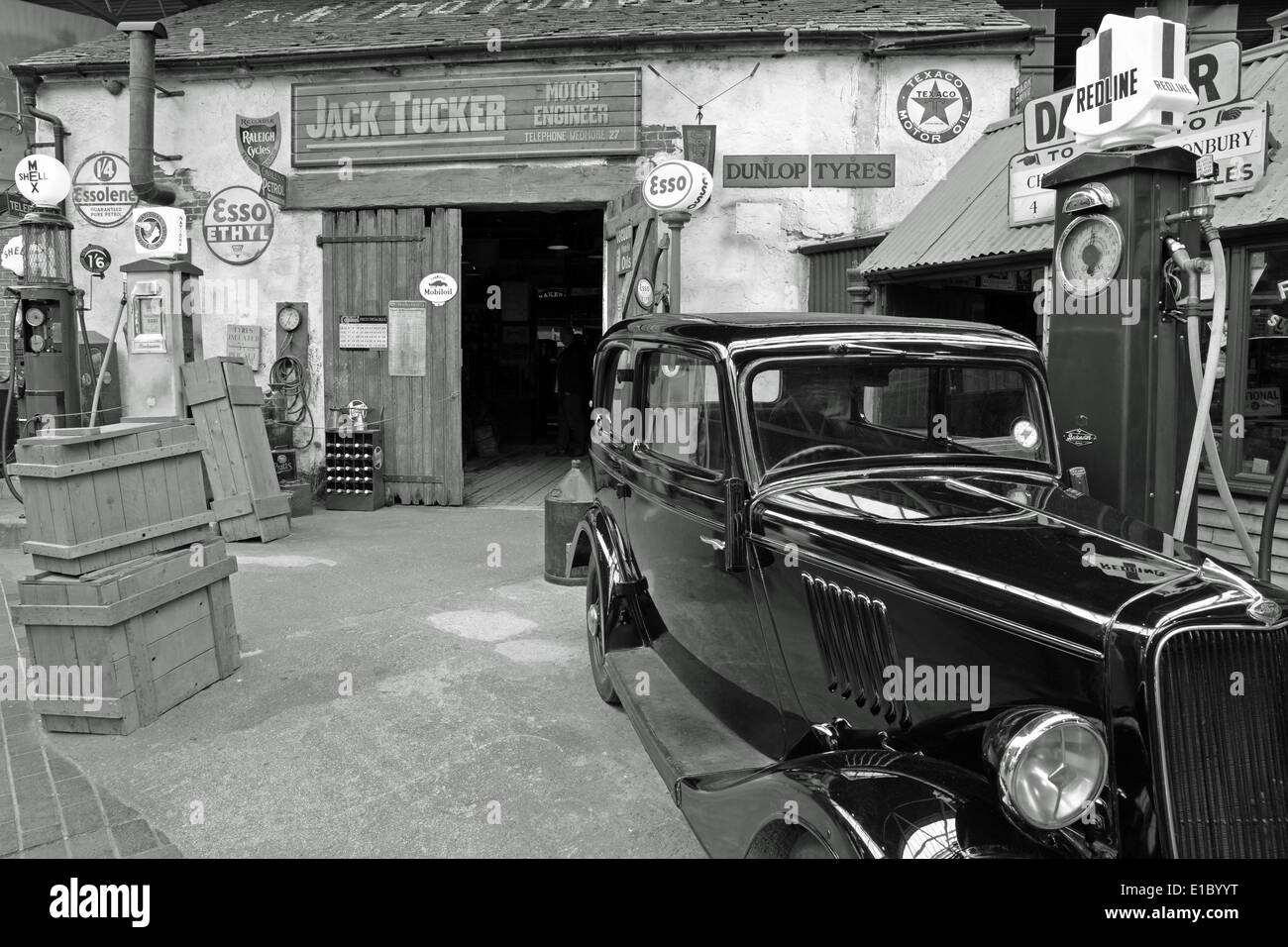 Scena di ricreazione di un inizio di rustico del 1930 Paese garage a Beaulieu Motor Museum Foto Stock