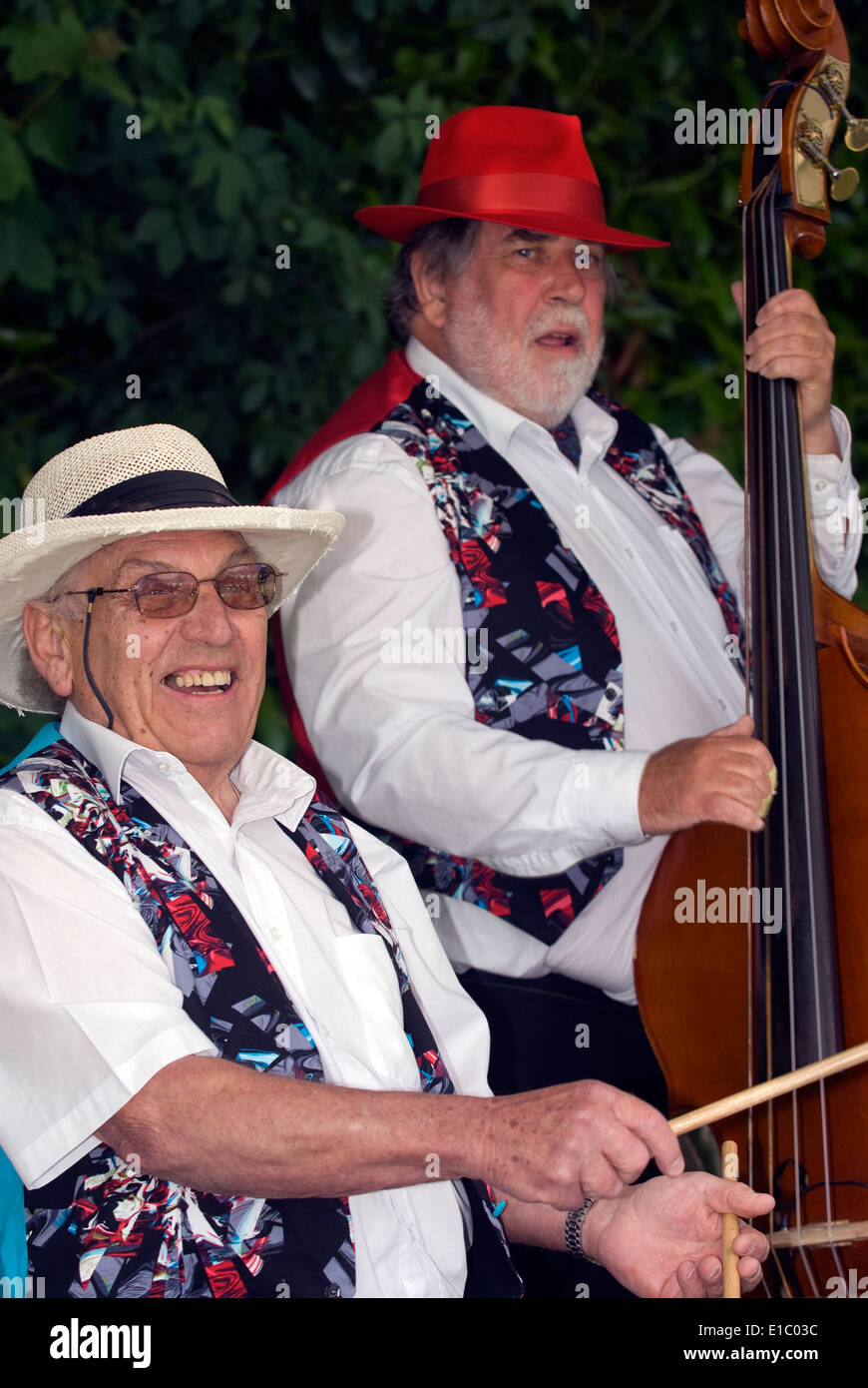 I musicisti jazz a suonare in un auto classica mostra evento, Haslemere, Surrey, Regno Unito. Foto Stock