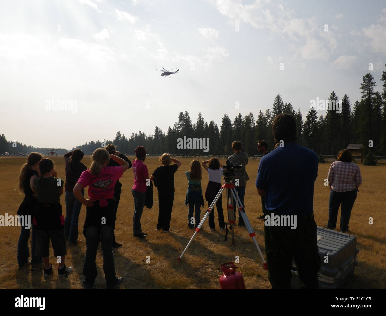 Gli studenti locali hanno osservato l'attività in elicottero come parte di un evento educativo incentrato sulla gestione degli incendi e la conservazione della fauna selvatica. La dimostrazione mirava a fornire informazioni sulle tecniche aeree di lotta antincendio e di protezione ambientale. Foto Stock