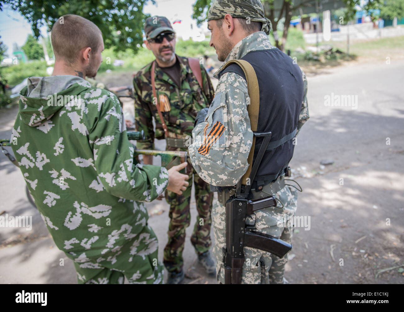 Milizia Pro-Russian checkpoint in Sloviansk durante 2014 Ucraina in conflitto Foto Stock