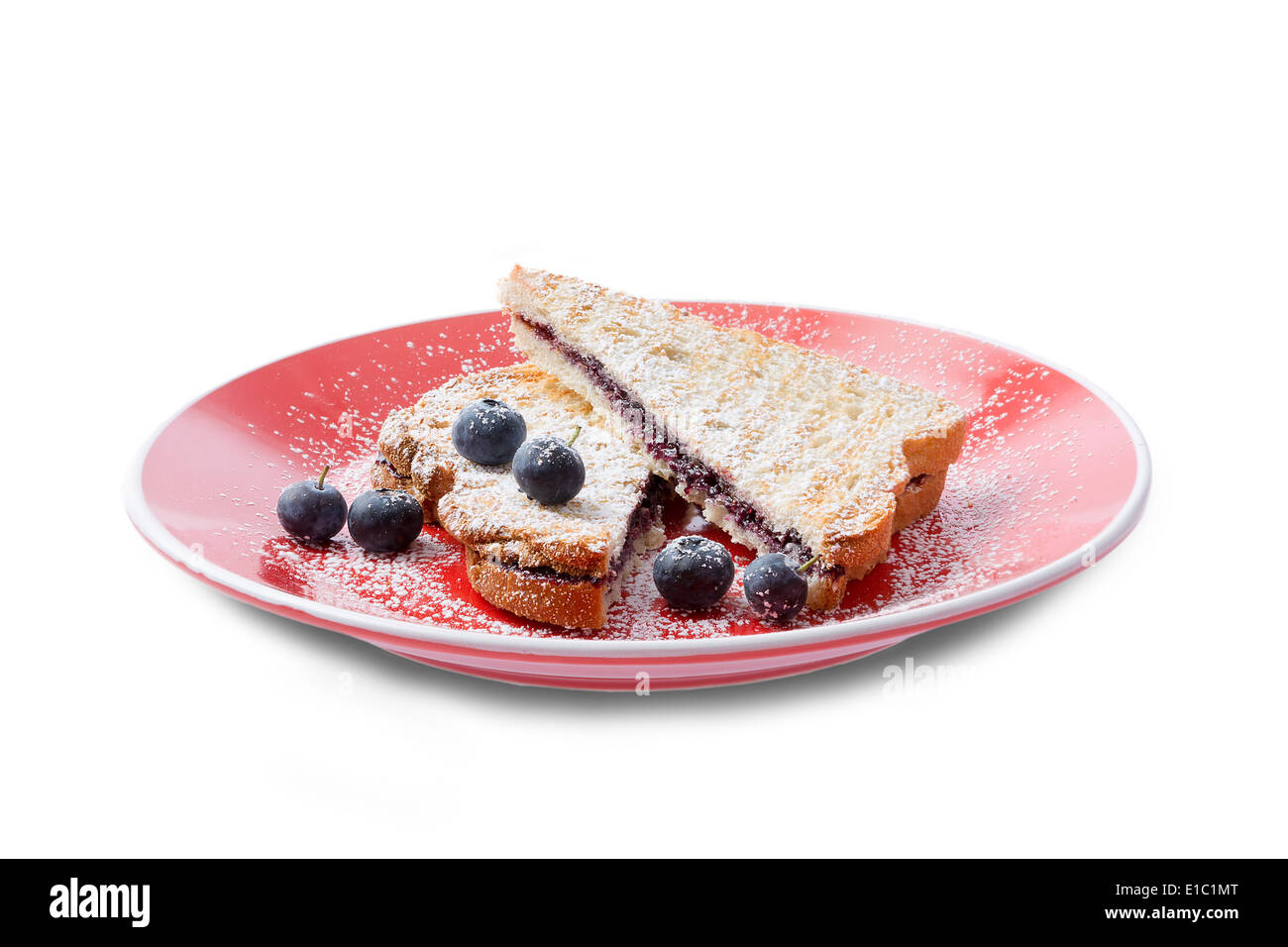 Gustosi mirtilli italiana panini riempiti con confettura di mirtilli e servita in un colorato arancione piastra con frutti di bosco freschi, bassa angolazione SID Foto Stock