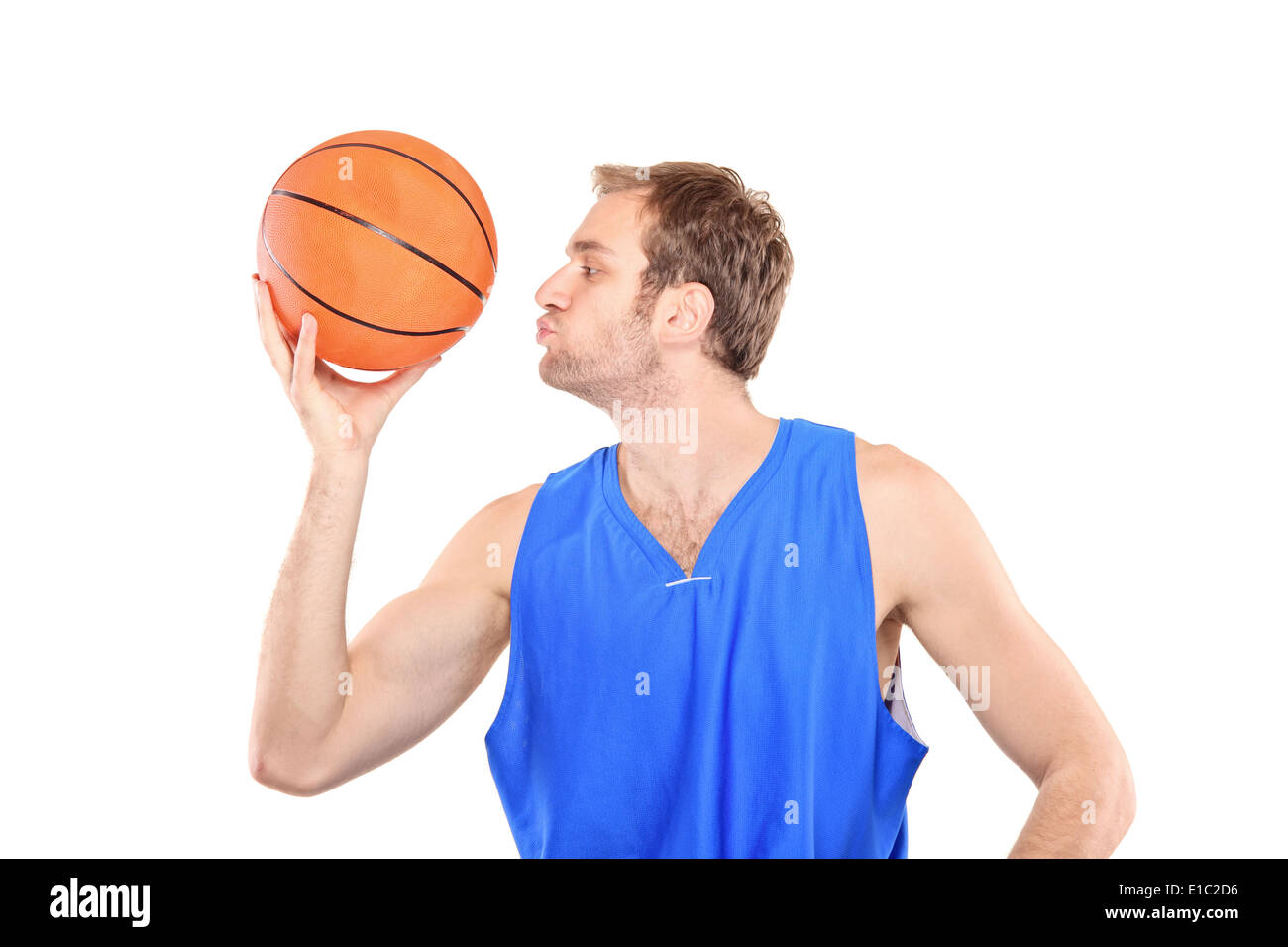 Giovane atleta baciare una palla da basket Foto Stock