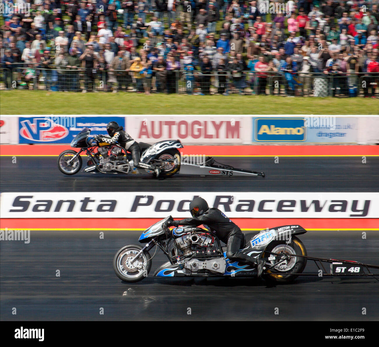 Super gemelli motociclo drag racing a Santa Pod. Martijn de Haas nearside Christian Jager lato lontano. Foto Stock