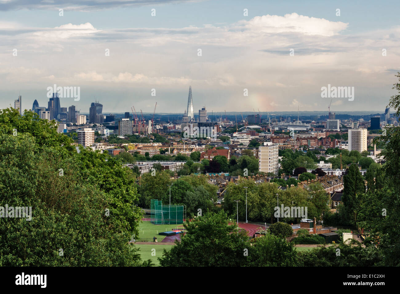 Vista della città di Londra dalla Collina del Parlamento su Hampstead Heath, compresa la Shard, la Cattedrale di St Paul e altri punti di riferimento Foto Stock