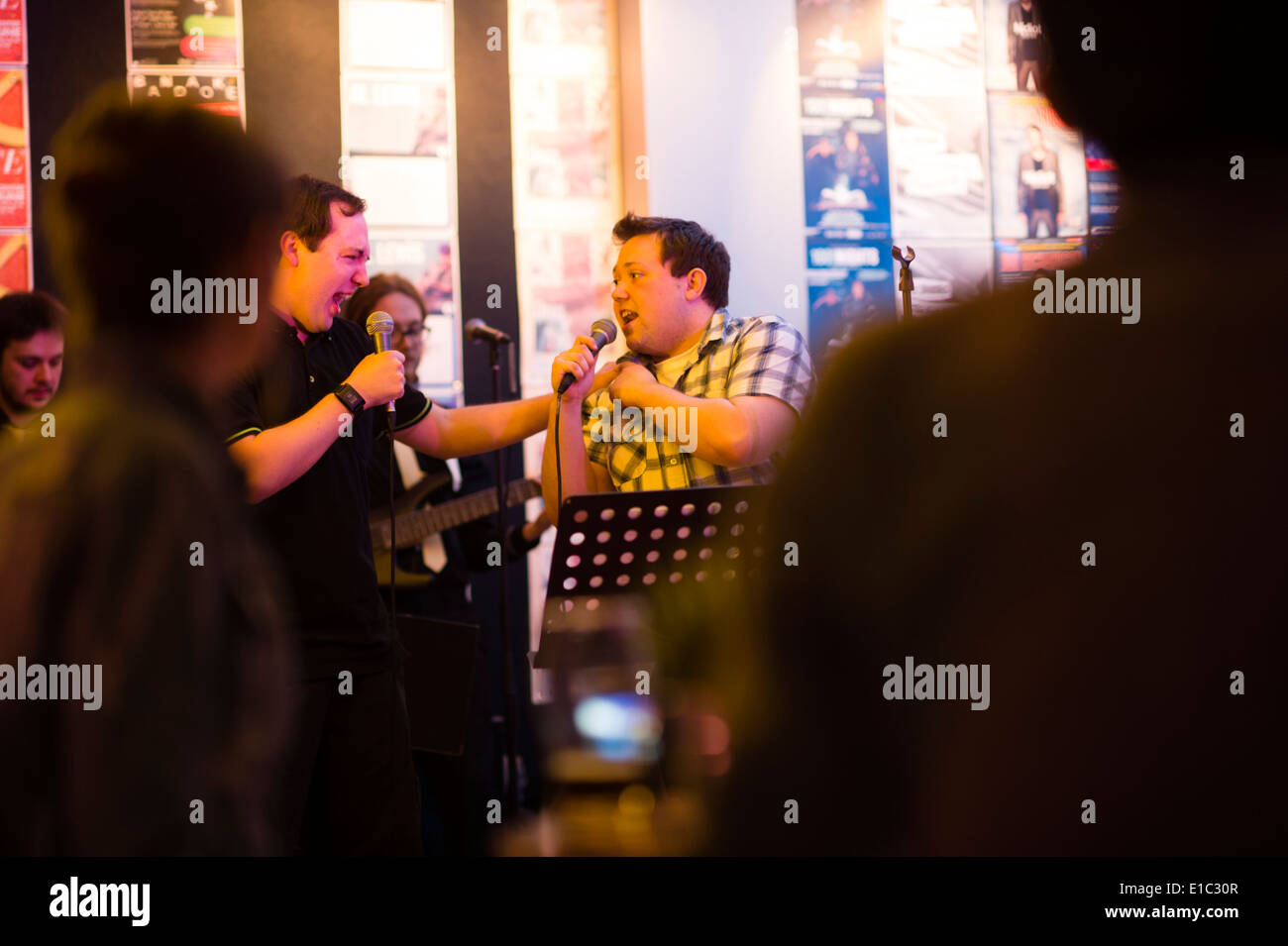 Le persone che prendono parte a 'Bandaoke' - live band karaoke a Aberystwyth Arts Center, Wales UK Foto Stock