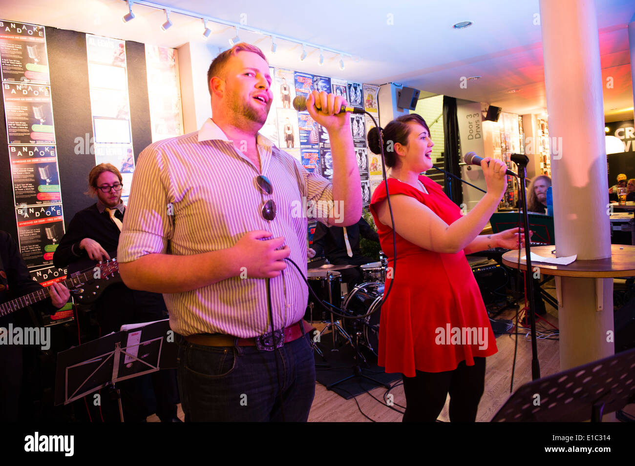 Le persone che prendono parte a 'Bandaoke' - live band karaoke a Aberystwyth Arts Center, Wales UK Foto Stock