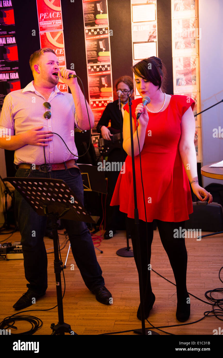 Le persone che prendono parte a 'Bandaoke' - live band karaoke a Aberystwyth Arts Center, Wales UK Foto Stock