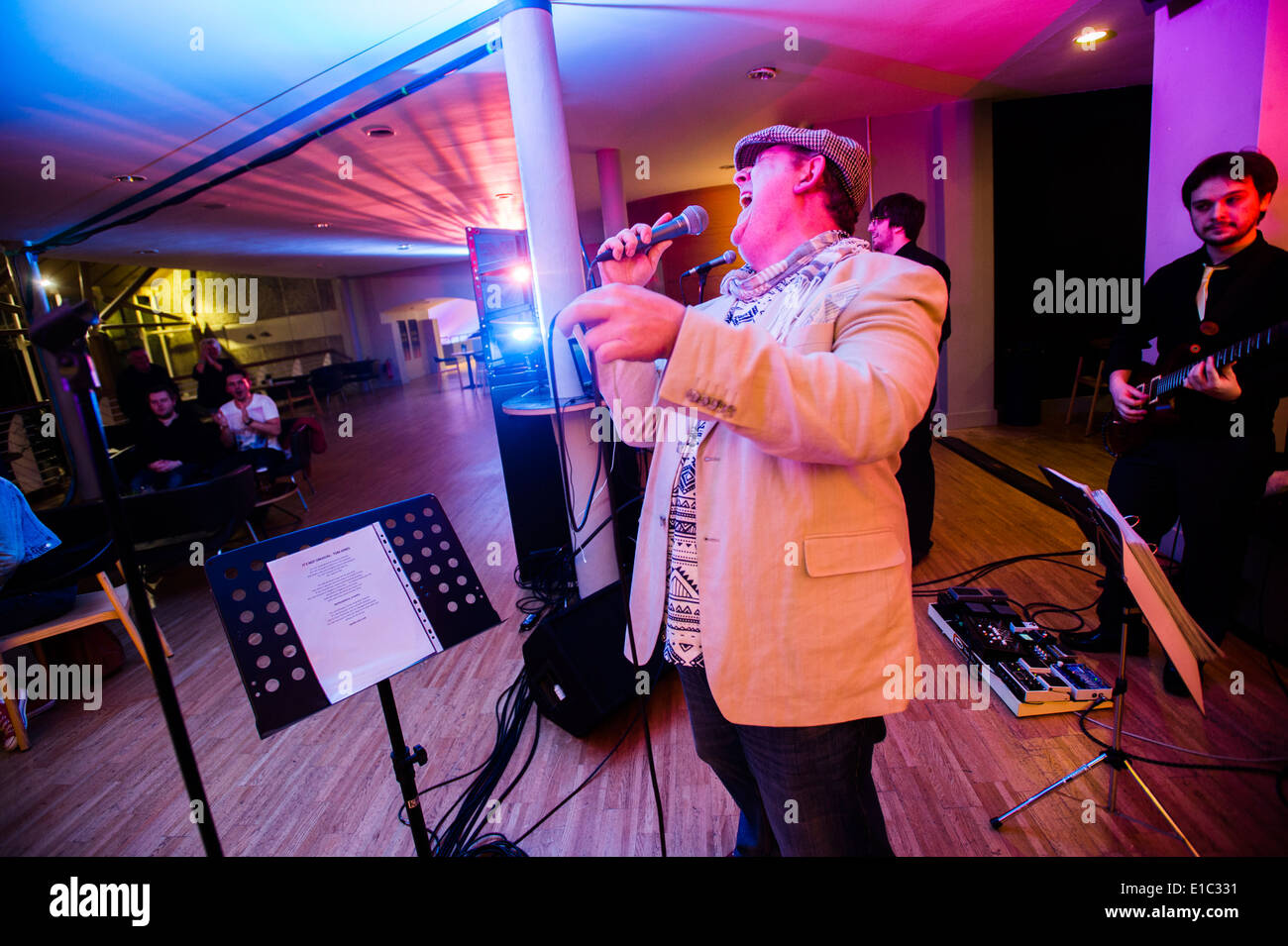 Un uomo che ha partecipato al "Bandaoke' - live band karaoke a Aberystwyth Arts Center, Wales UK Foto Stock