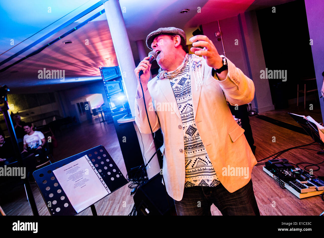 Un uomo che ha partecipato al "Bandaoke' - live band karaoke a Aberystwyth Arts Center, Wales UK Foto Stock