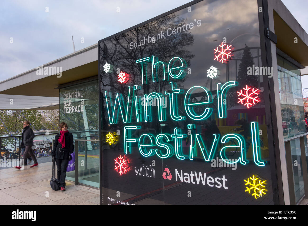 Il festival di inverno insegna al neon al Southbank Centre di Londra, Regno Unito Foto Stock
