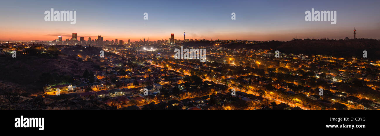 Vista panoramica di Johannesburg skyline notturno.Sud Africa Foto Stock
