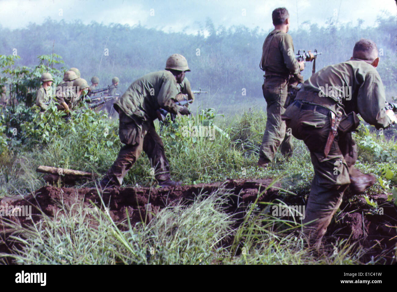 Guerra del Vietnam, Dak, Sud Vietnam, una pattuglia di fanteria si sposta fino a assalto l'ultimo Viet Cong posizione dopo un tentativo di Foto Stock